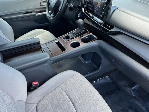 Used 2023 Toyota Sienna LE image 18