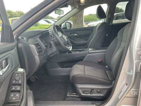 Used 2025 Nissan Rogue SV FWD image 8