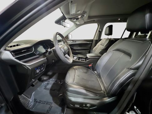 Used 2023 Jeep Grand Cherokee 4WD 4xe w/ Luxury Tech Group II image 16