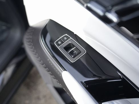 Used 2024 Cadillac Lyriq Luxury image 37