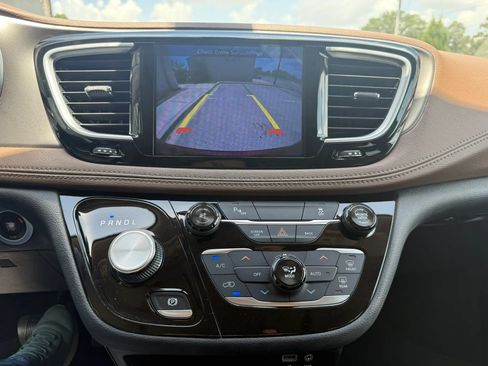 Used 2017 Chrysler Pacifica Limited FWD image 13