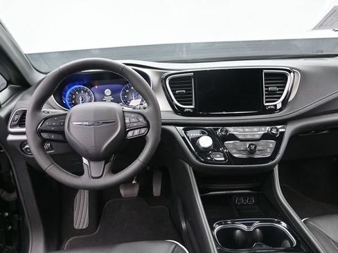 Used 2023 Chrysler Pacifica Limited w/ S Appearance Package FWD image 26