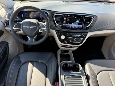 Used 2023 Chrysler Pacifica Touring-L image 21