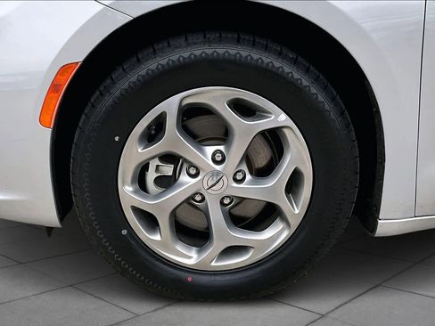 Used 2023 Chrysler Pacifica Limited image 11