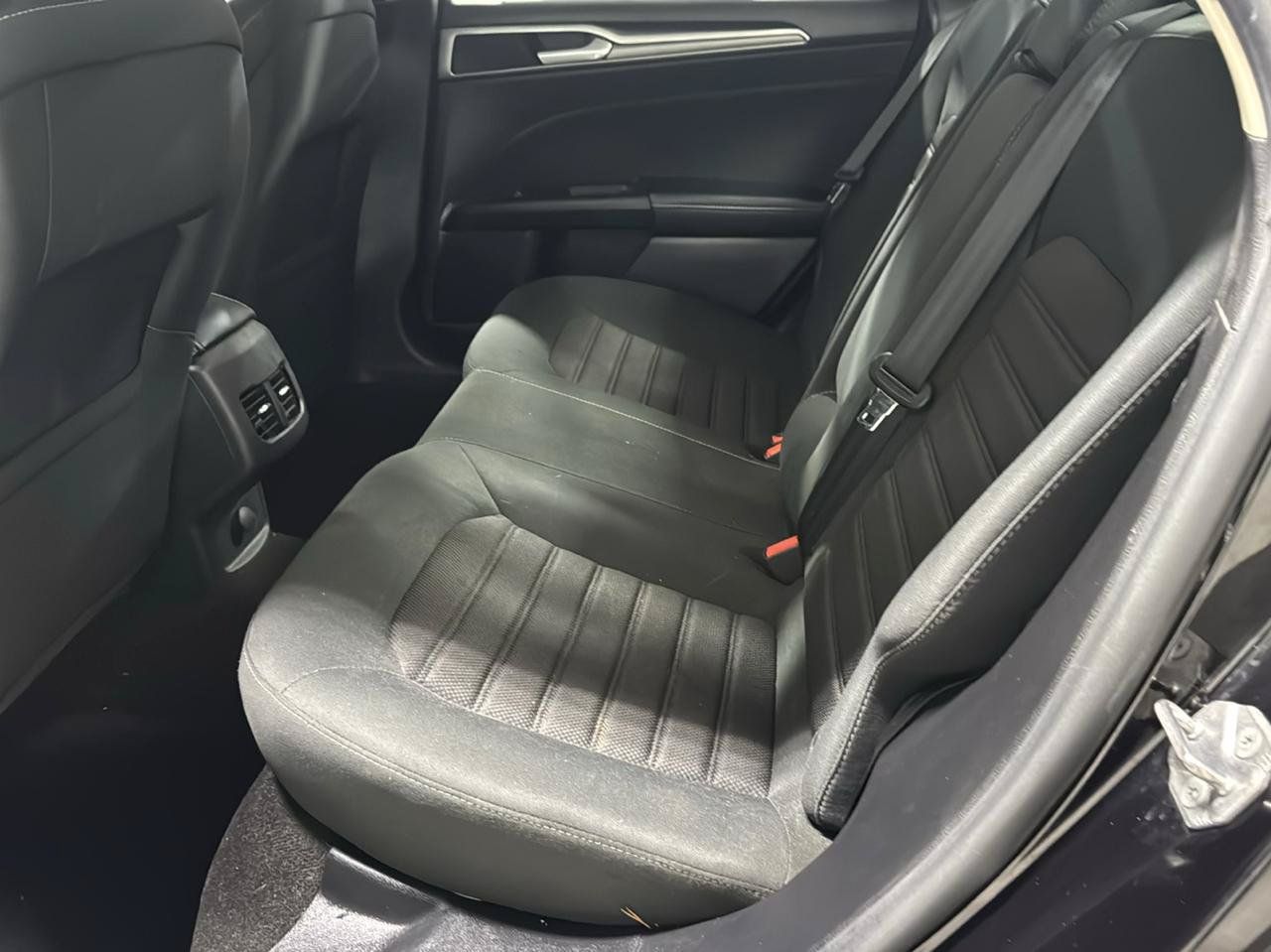 Used 2019 Ford Fusion SE FWD image 8