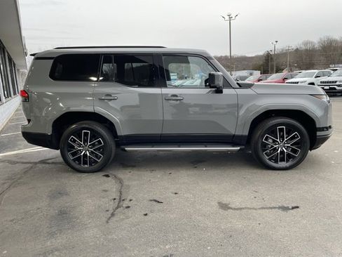 Used 2024 Lexus GX 550 image 4