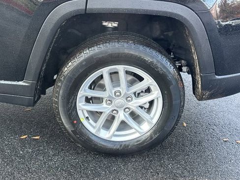 New 2025 Jeep Grand Cherokee Laredo image 18