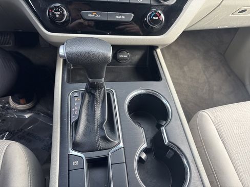 Used 2021 Kia Sedona LX image 20