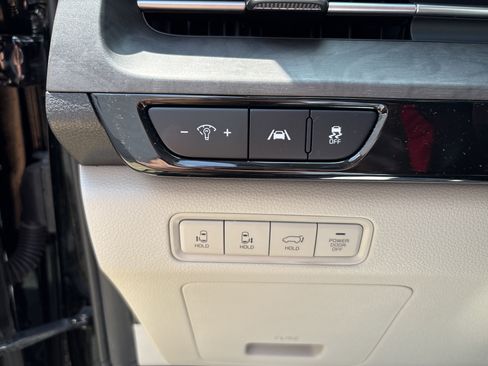 Used 2024 Kia Carnival EX FWD image 8