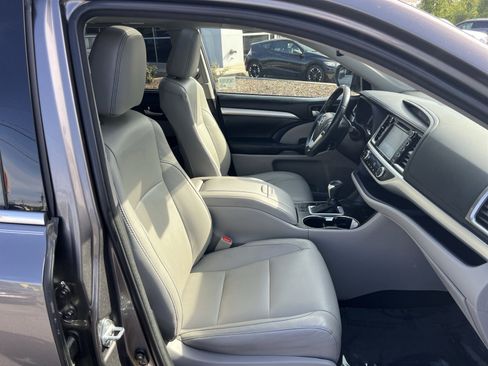 Used 2018 Toyota Highlander XLE AWD/4WD image 25