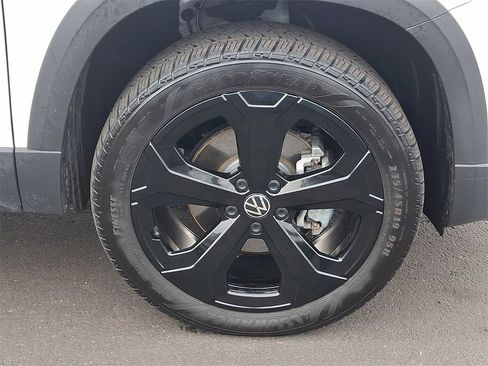 Certified 2025 Volkswagen Taos SE image 8