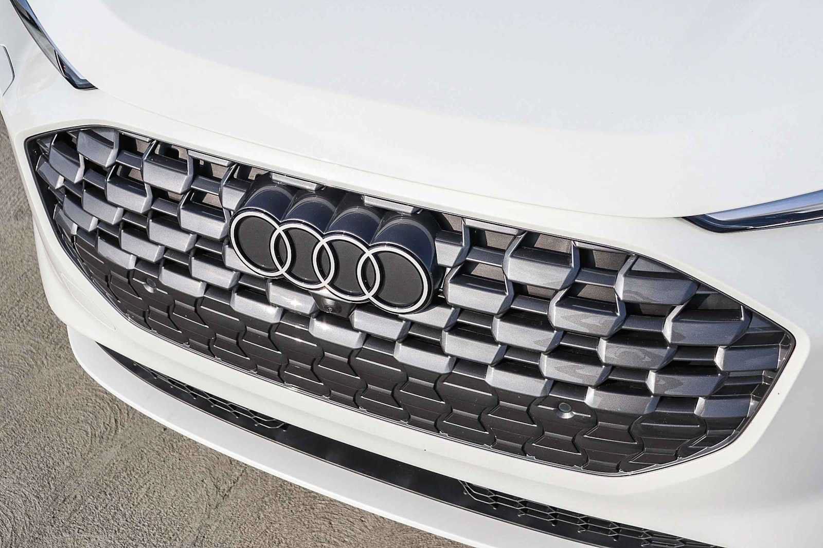 Used 2025 Audi Q5 Premium w/ Convenience Package AWD/4WD image 8