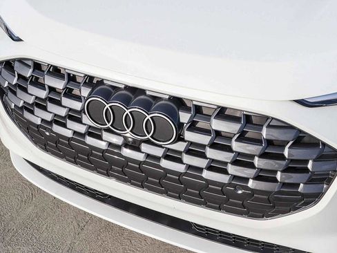 Used 2025 Audi Q5 Premium w/ Convenience Package image 8