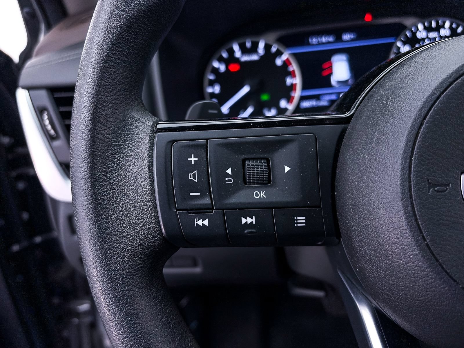 Used 2023 Nissan Rogue SV FWD image 28