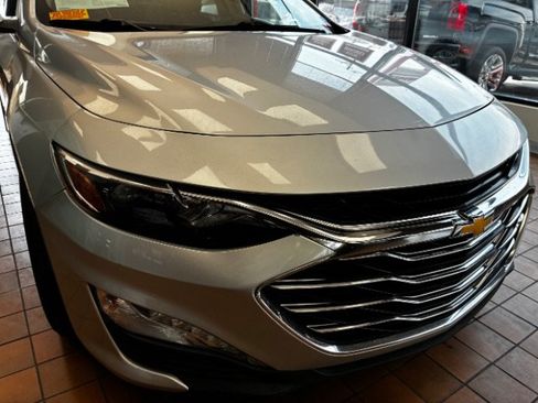 Used 2021 Chevrolet Malibu LT FWD image 2