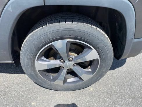 Used 2019 Jeep Cherokee Limited AWD/4WD image 26