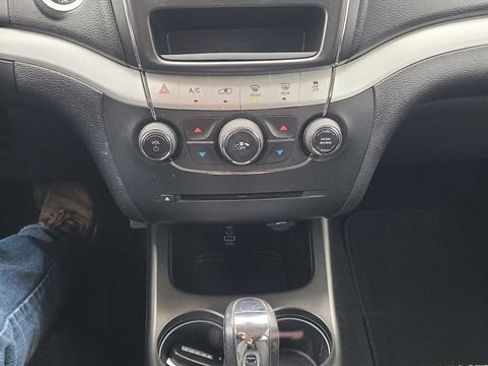 Used 2017 Dodge Journey SXT w/ Comfort/Convenience Group image 26