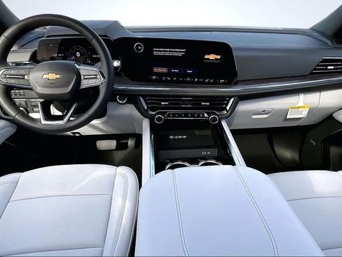New 2026 Chevrolet Suburban Premier image 5