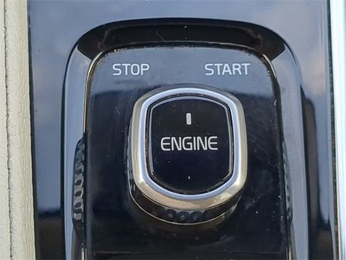 Used 2017 Volvo XC90 T6 Momentum w/ Vision Package image 29