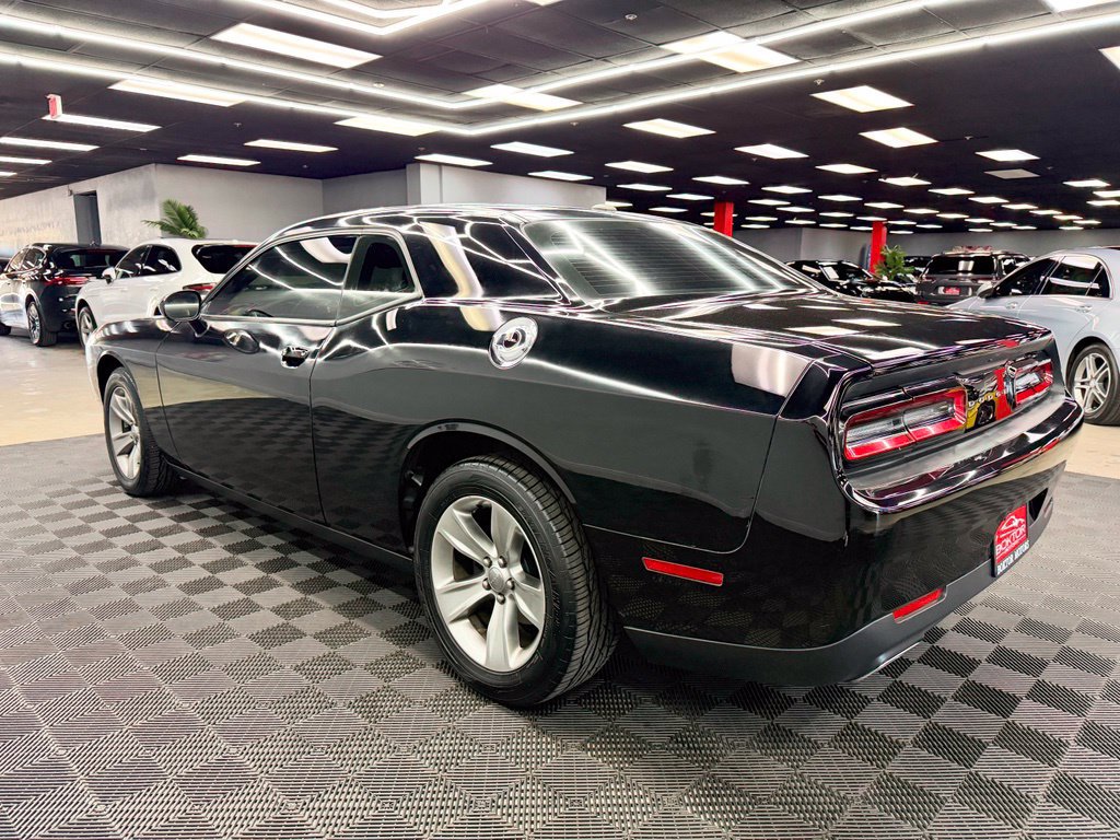 Used 2016 Dodge Challenger SXT RWD image 9