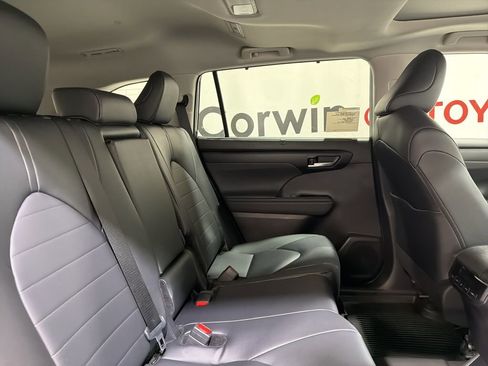 Used 2026 Toyota Highlander XLE image 15