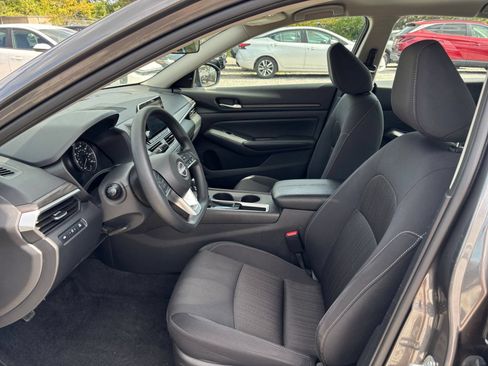 Used 2025 Nissan Altima 2.5 SV FWD image 22