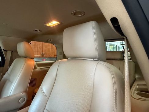 Used 2013 Cadillac Escalade Premium RWD image 8