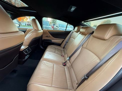 Used 2019 Lexus ES 300h w/ Luxury Package image 24