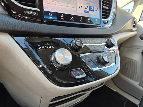 Used 2023 Chrysler Pacifica Touring-L FWD image 18
