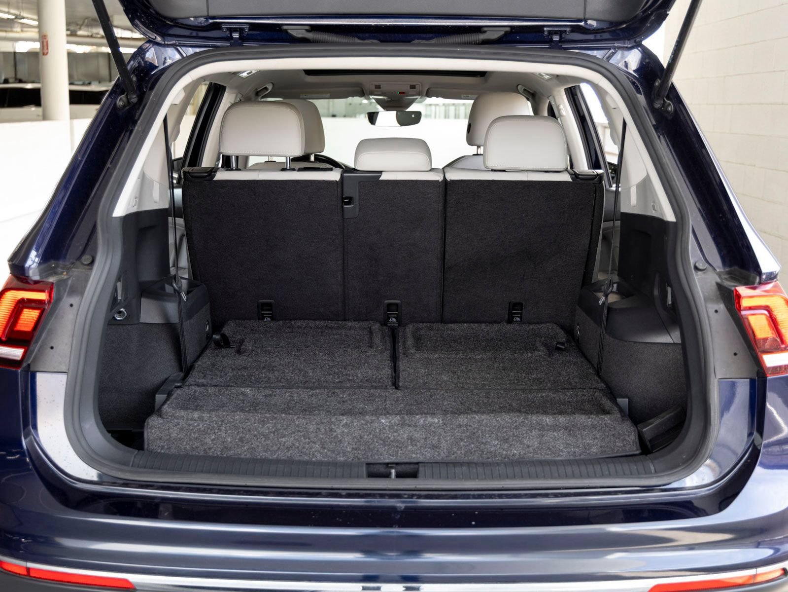 Used 2023 Volkswagen Tiguan SE w/ Panoramic Sunroof Package FWD image 21
