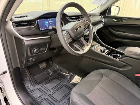 Used 2023 Jeep Grand Cherokee Laredo w/ Luxury Tech Group I AWD/4WD image 30