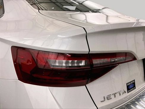 Used 2023 Volkswagen Jetta SE w/ Panoramic Sunroof Package FWD image 28
