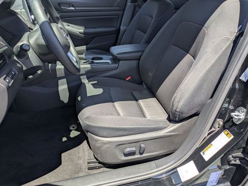 Used 2025 Nissan Altima 2.5 SV FWD image 14