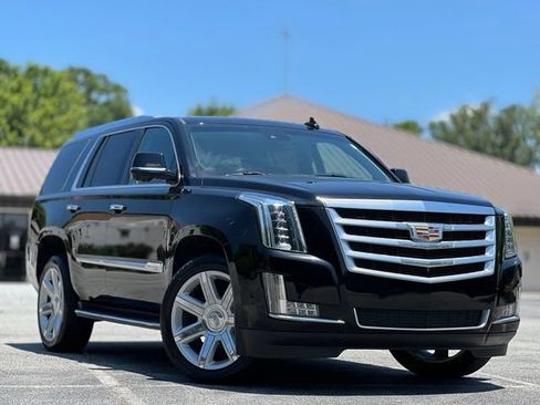 Used 2017 Cadillac Escalade Luxury RWD image 3