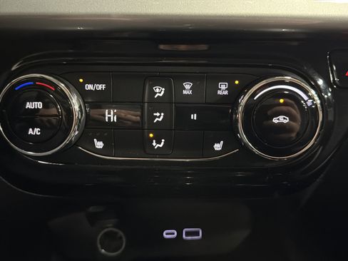 Used 2025 Chevrolet Trax LT w/ LT Convenience Package image 24