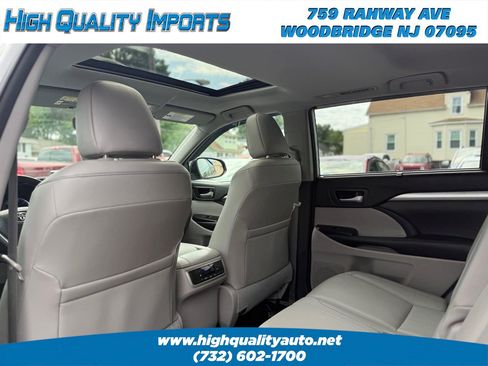 Used 2018 Toyota Highlander XLE AWD/4WD image 46