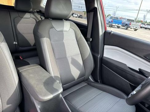 Used 2025 Chevrolet Trax LT w/ LT Convenience Package FWD image 28