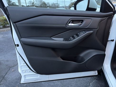 Used 2025 Nissan Rogue SL image 10