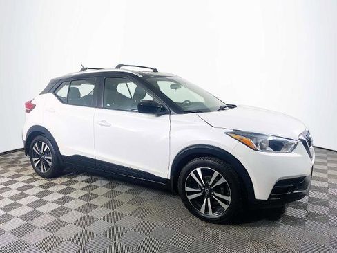 Certified 2018 Nissan Kicks SV image 3