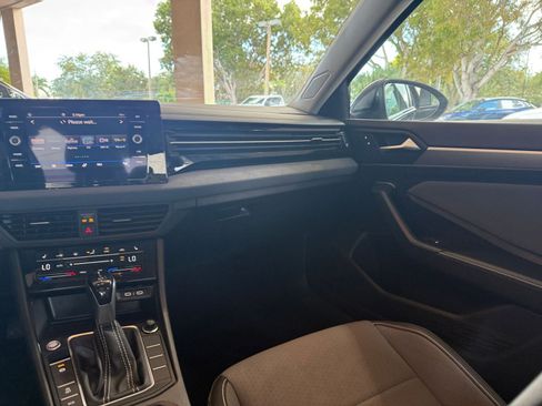 Used 2025 Volkswagen Jetta SE image 29