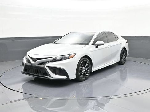 Used 2023 Toyota Camry SE FWD image 1