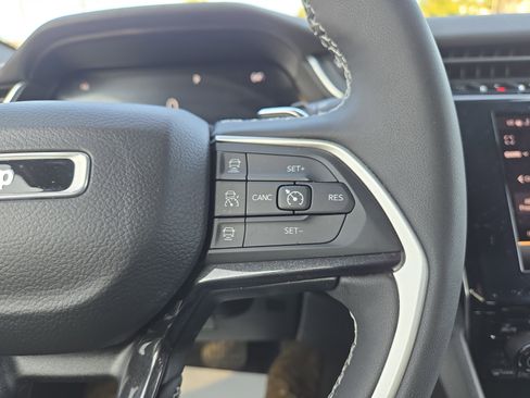 Used 2023 Jeep Grand Cherokee Altitude image 19