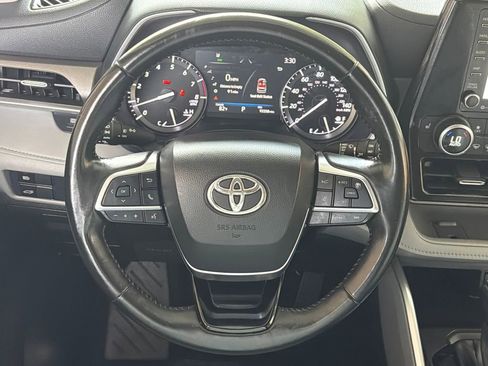 Used 2021 Toyota Highlander XLE FWD image 4