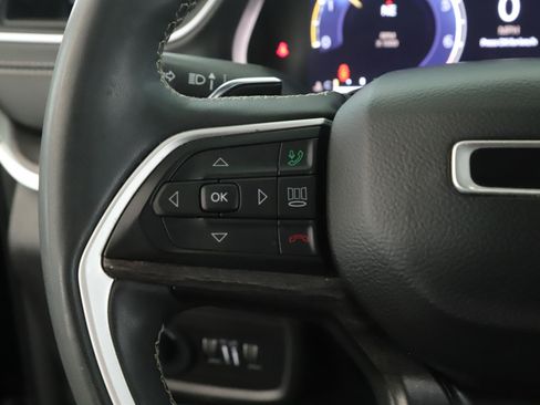 Used 2023 Jeep Grand Cherokee Limited w/ Black Appearance Package AWD/4WD image 11