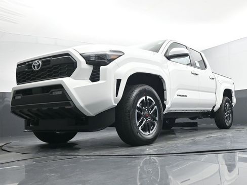 Used 2025 Toyota Tacoma TRD Sport image 33