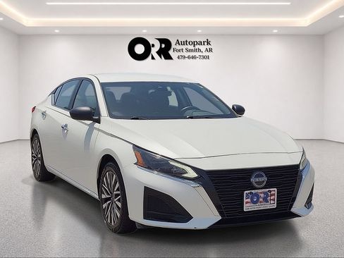 Used 2024 Nissan Altima 2.5 SV FWD image 1