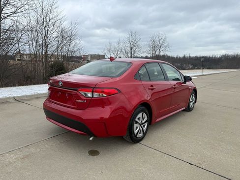 Used 2021 Toyota Corolla LE w/ Carpet Mat Package (TMS) image 2