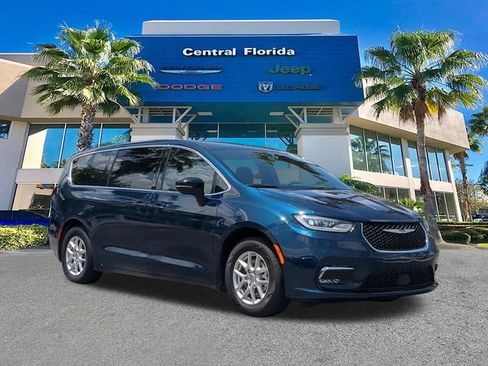 Used 2024 Chrysler Pacifica Touring FWD image 2