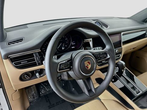 Used 2025 Porsche Macan image 12