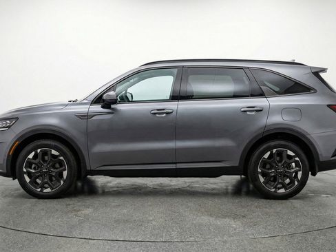 Used 2024 Kia Sorento S image 5